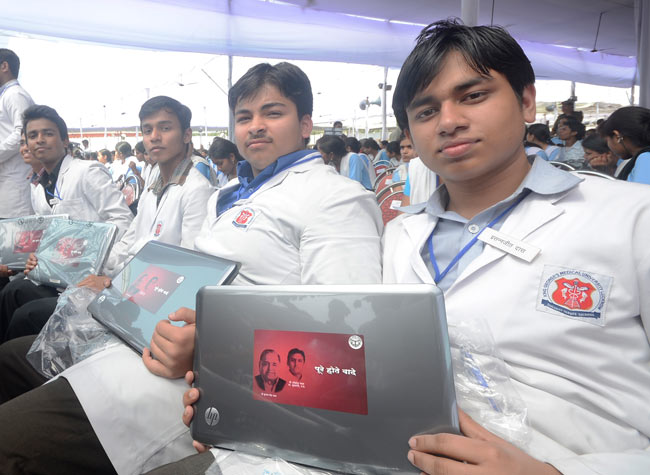 अखिलेश के फ्री लैपटॉप की खासियत | सपा का युवराज