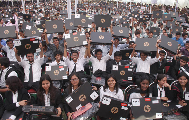 अखिलेश के फ्री लैपटॉप की खासियत | सपा का युवराज