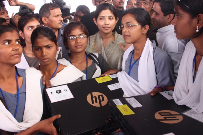 अखिलेश के फ्री लैपटॉप की खासियत | सपा का युवराज