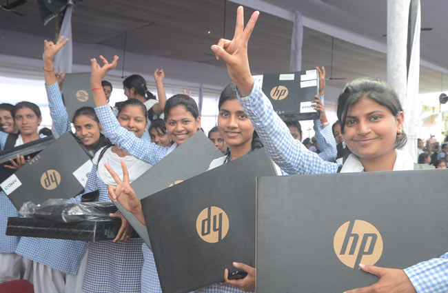 अखिलेश के फ्री लैपटॉप की खासियत | सपा का युवराज