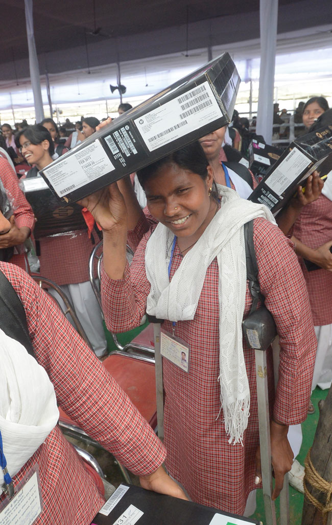 अखिलेश के फ्री लैपटॉप की खासियत | सपा का युवराज