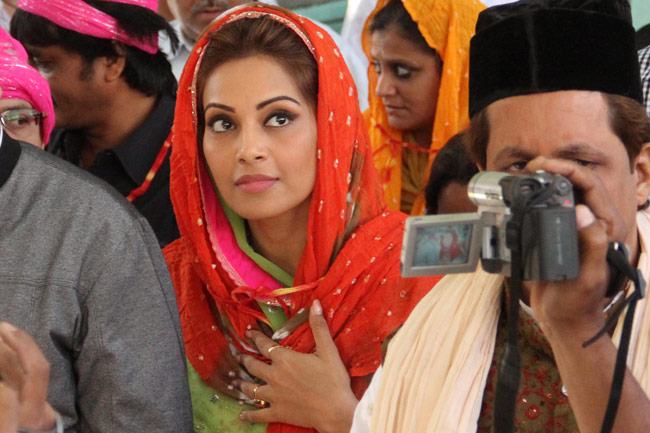 ख्‍वाजा की दरगाह पर बिपाशा ने की जियारत | बिपाशा बसु