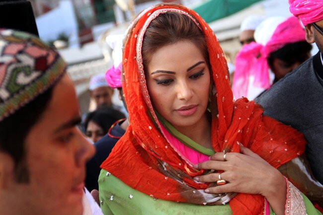 ख्‍वाजा की दरगाह पर बिपाशा ने की जियारत | बिपाशा बसु