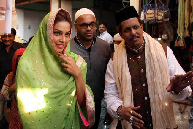 ख्‍वाजा की दरगाह पर बिपाशा ने की जियारत | बिपाशा बसु