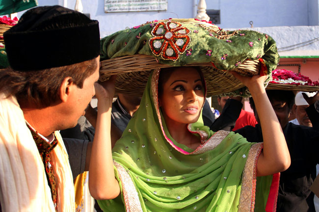 ख्‍वाजा की दरगाह पर बिपाशा ने की जियारत | बिपाशा बसु