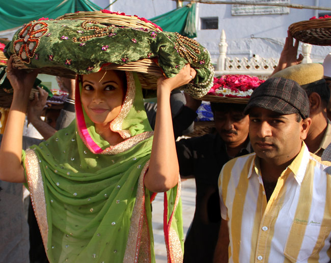 ख्‍वाजा की दरगाह पर बिपाशा ने की जियारत | बिपाशा बसु