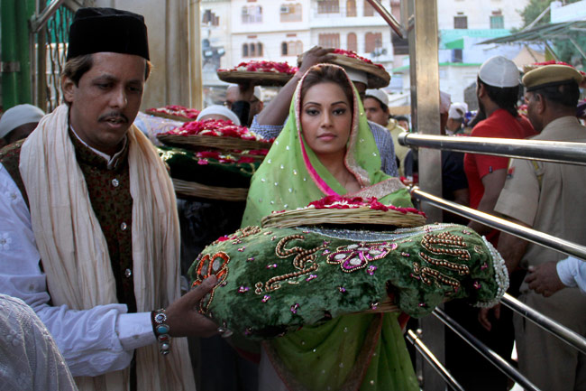 ख्‍वाजा की दरगाह पर बिपाशा ने की जियारत | बिपाशा बसु