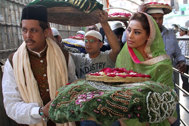 ख्‍वाजा की दरगाह पर बिपाशा ने की जियारत | बिपाशा बसु