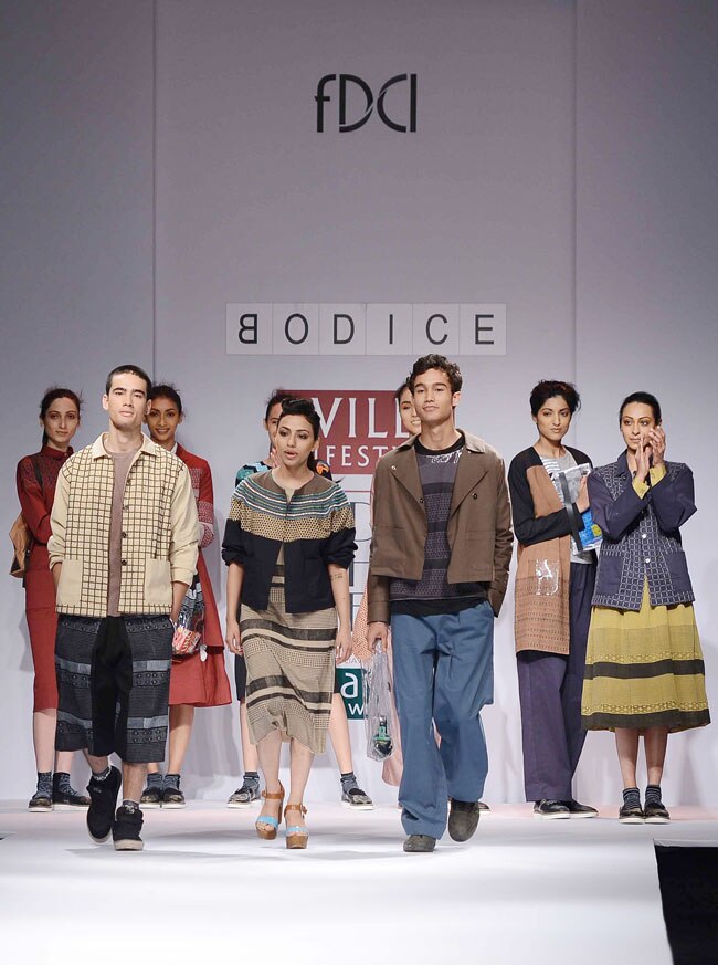 वि‍ल्‍स इंडि‍या फैशन वीक: दूसरे दिन के जलवे...