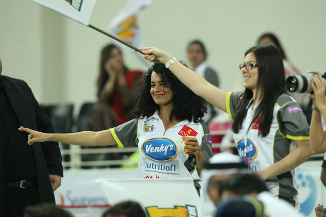 CCL: मुंबई हीरोस ने चेन्नई राइनोस को हराया | बोल्ड बालाएं