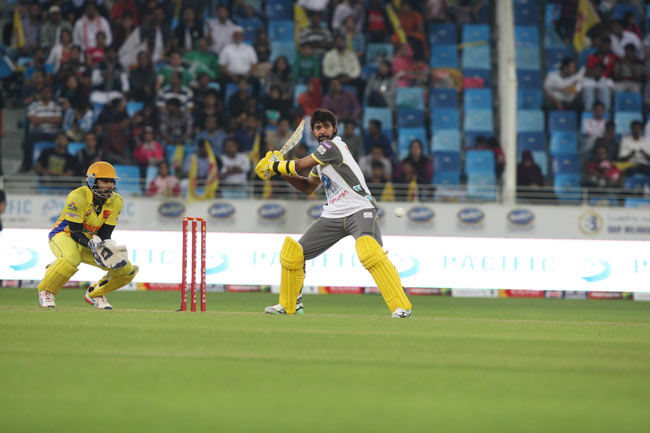 CCL: मुंबई हीरोस ने चेन्नई राइनोस को हराया | बोल्ड बालाएं