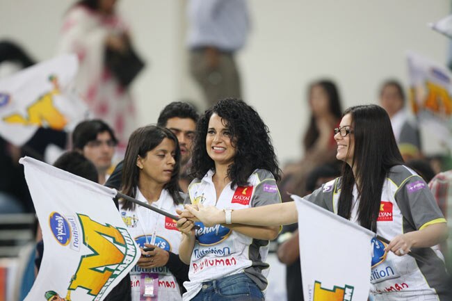 CCL: मुंबई हीरोस ने चेन्नई राइनोस को हराया | बोल्ड बालाएं