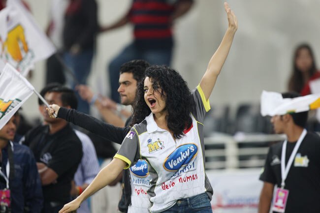 CCL: मुंबई हीरोस ने चेन्नई राइनोस को हराया | बोल्ड बालाएं