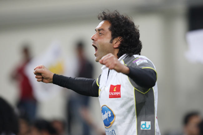 CCL: मुंबई हीरोस ने चेन्नई राइनोस को हराया | बोल्ड बालाएं