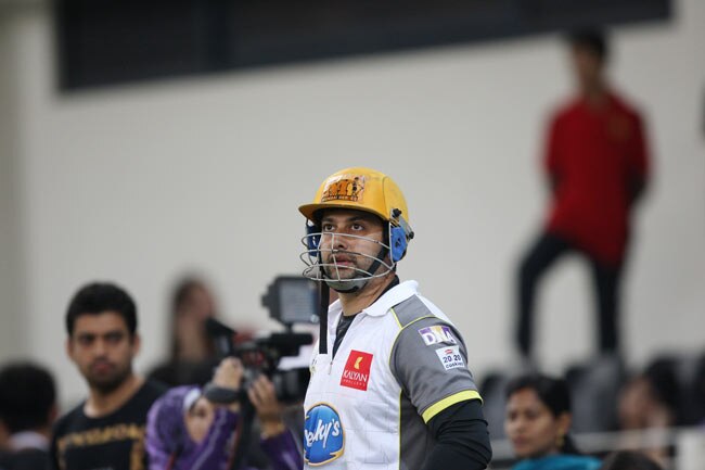 CCL: मुंबई हीरोस ने चेन्नई राइनोस को हराया | बोल्ड बालाएं