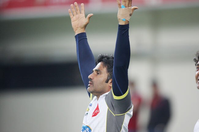 CCL: मुंबई हीरोस ने चेन्नई राइनोस को हराया | बोल्ड बालाएं