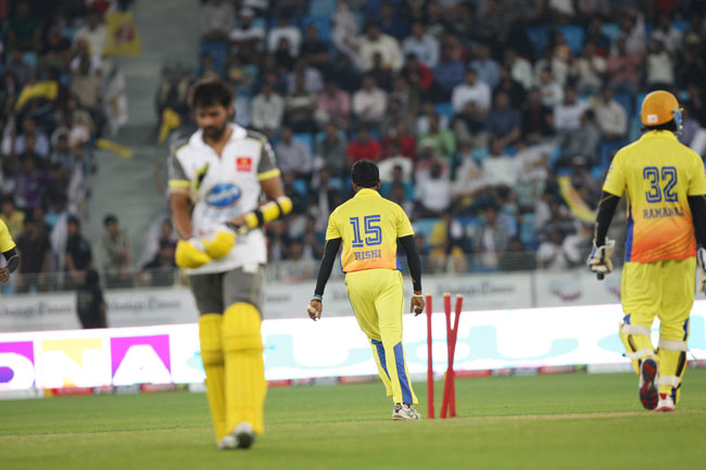 CCL: मुंबई हीरोस ने चेन्नई राइनोस को हराया | बोल्ड बालाएं