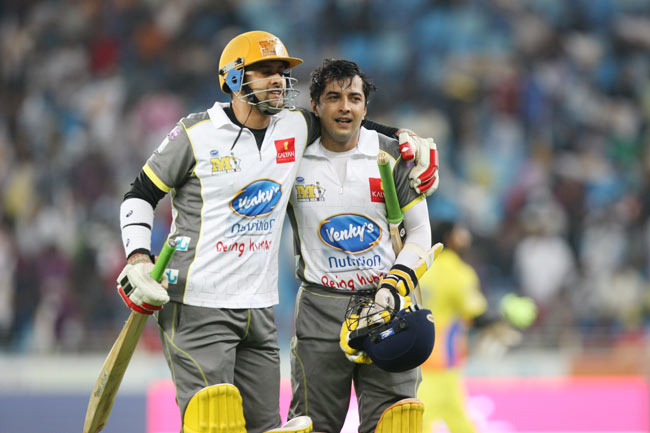 CCL: मुंबई हीरोस ने चेन्नई राइनोस को हराया | बोल्ड बालाएं