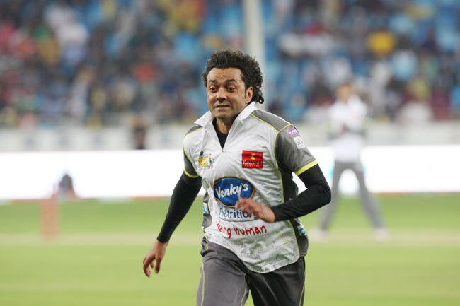 CCL: मुंबई हीरोस ने चेन्नई राइनोस को हराया | बोल्ड बालाएं