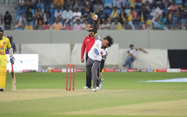 CCL: मुंबई हीरोस ने चेन्नई राइनोस को हराया | बोल्ड बालाएं