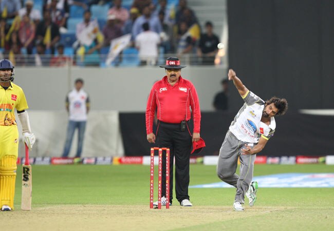 CCL: मुंबई हीरोस ने चेन्नई राइनोस को हराया | बोल्ड बालाएं