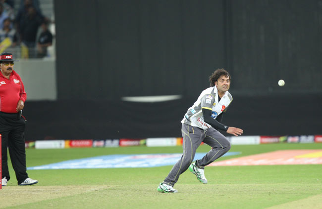 CCL: मुंबई हीरोस ने चेन्नई राइनोस को हराया | बोल्ड बालाएं