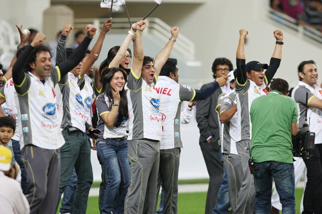 CCL: मुंबई हीरोस ने चेन्नई राइनोस को हराया | बोल्ड बालाएं