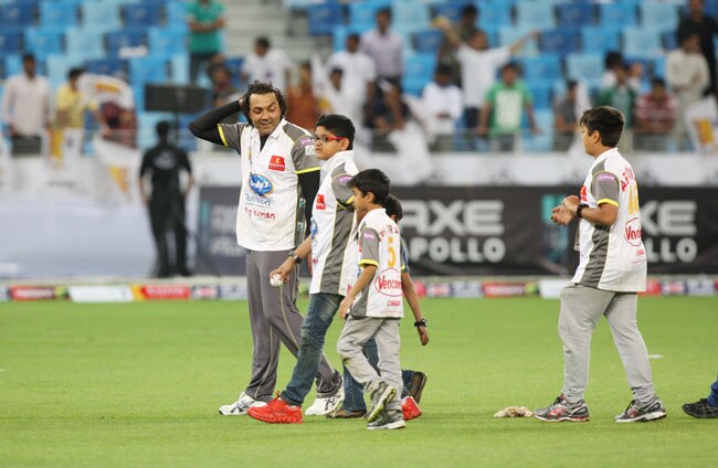 CCL: मुंबई हीरोस ने चेन्नई राइनोस को हराया | बोल्ड बालाएं