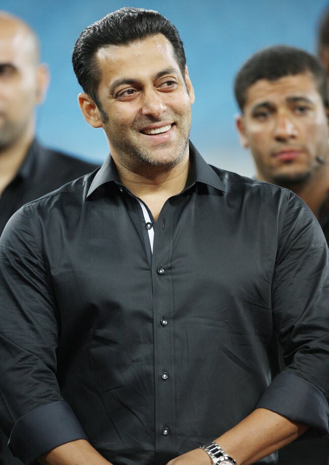 CCL: मुंबई हीरोस ने चेन्नई राइनोस को हराया | बोल्ड बालाएं