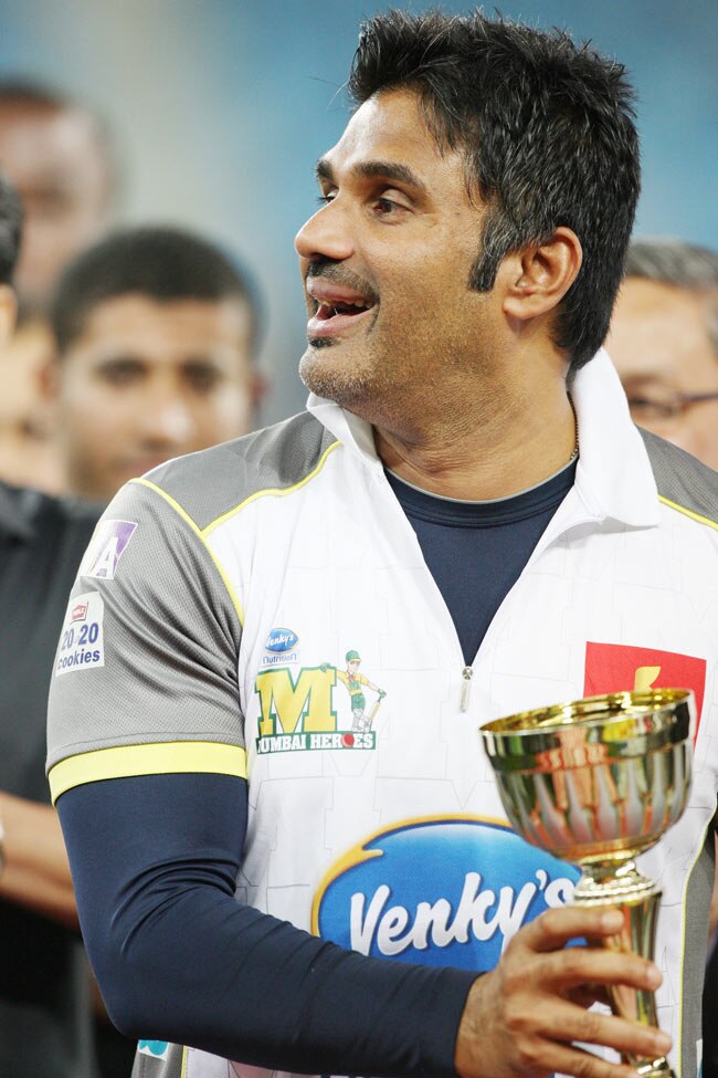 CCL: मुंबई हीरोस ने चेन्नई राइनोस को हराया | बोल्ड बालाएं