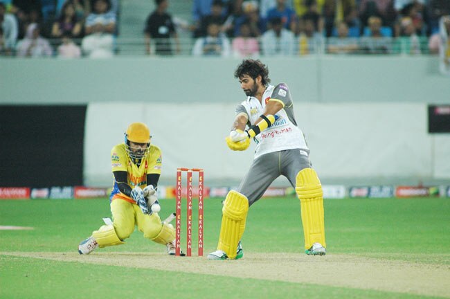 CCL: मुंबई हीरोस ने चेन्नई राइनोस को हराया | बोल्ड बालाएं