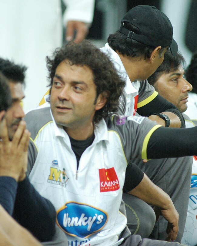 CCL: मुंबई हीरोस ने चेन्नई राइनोस को हराया | बोल्ड बालाएं