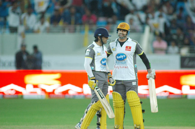 CCL: मुंबई हीरोस ने चेन्नई राइनोस को हराया | बोल्ड बालाएं