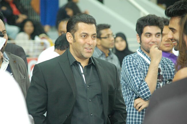 CCL: मुंबई हीरोस ने चेन्नई राइनोस को हराया | बोल्ड बालाएं