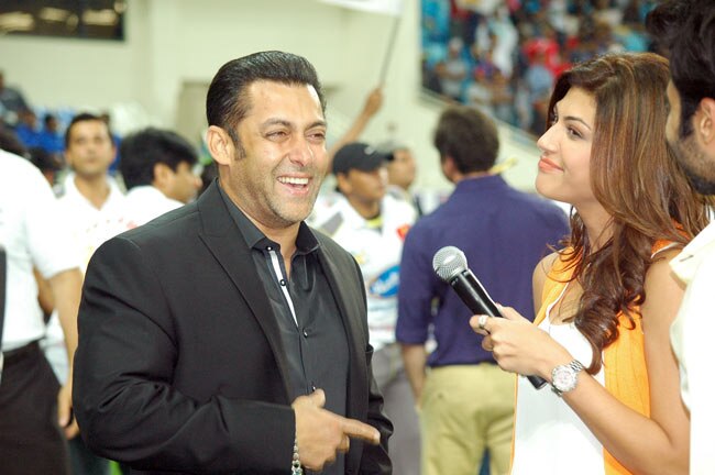 CCL: मुंबई हीरोस ने चेन्नई राइनोस को हराया | बोल्ड बालाएं