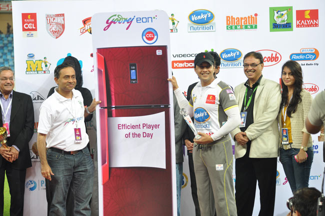 CCL: मुंबई हीरोस ने चेन्नई राइनोस को हराया | बोल्ड बालाएं