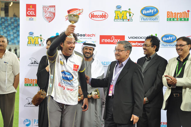 CCL: मुंबई हीरोस ने चेन्नई राइनोस को हराया | बोल्ड बालाएं