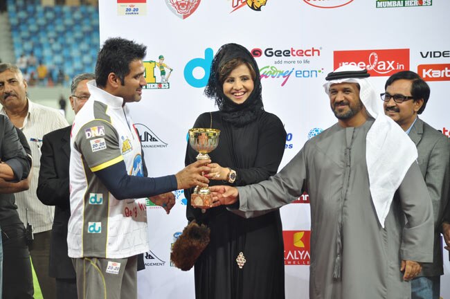 CCL: मुंबई हीरोस ने चेन्नई राइनोस को हराया | बोल्ड बालाएं