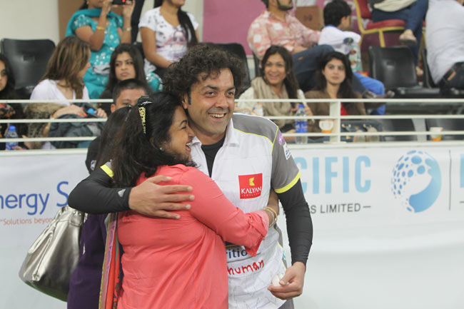 CCL: मुंबई हीरोस ने चेन्नई राइनोस को हराया | बोल्ड बालाएं