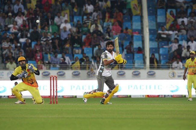 CCL: मुंबई हीरोस ने चेन्नई राइनोस को हराया | बोल्ड बालाएं