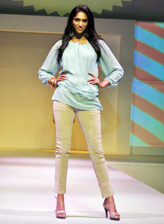 प्रोमार्ट के प्रोग्राम में बिपाशा का जलवा | कवर पर बिप्स