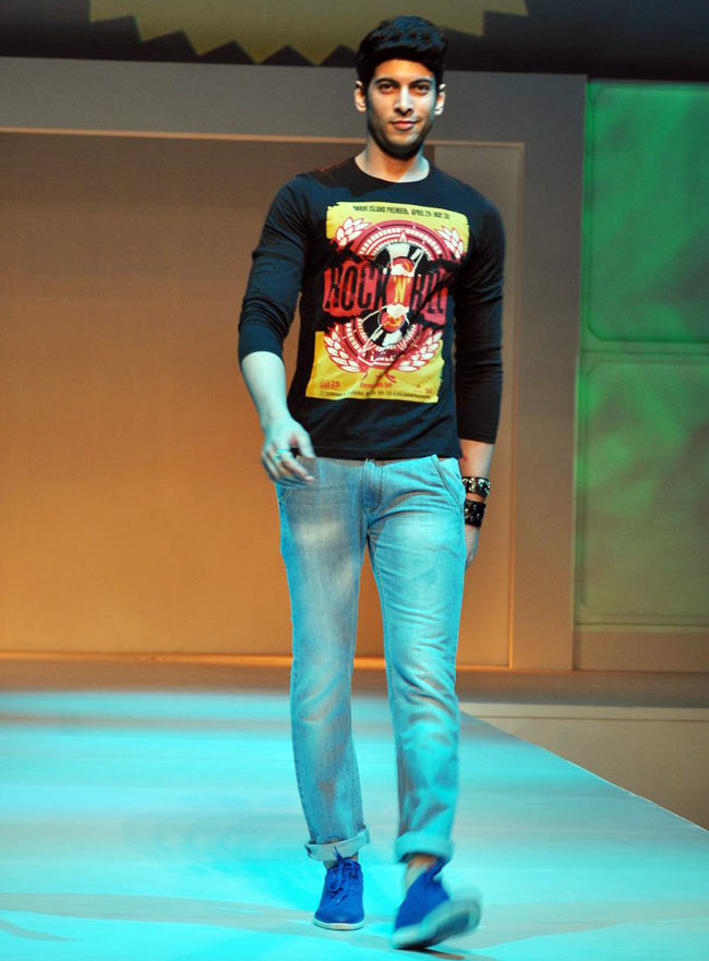 प्रोमार्ट के प्रोग्राम में बिपाशा का जलवा | कवर पर बिप्स