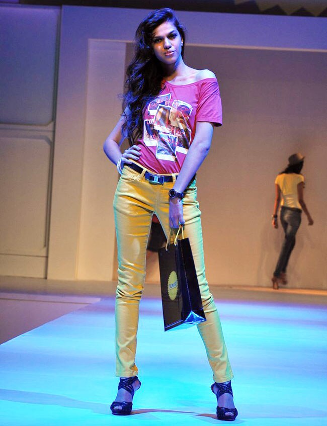 प्रोमार्ट के प्रोग्राम में बिपाशा का जलवा | कवर पर बिप्स