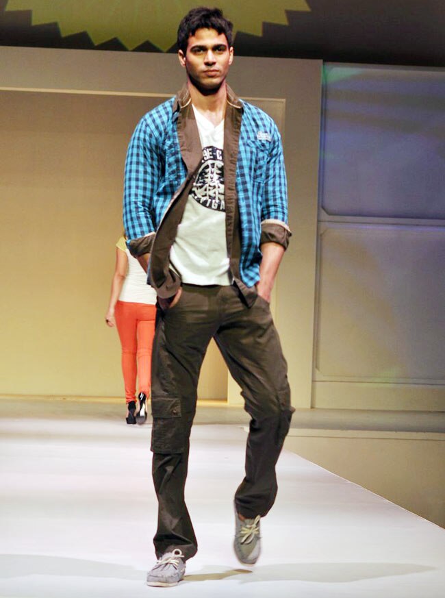 प्रोमार्ट के प्रोग्राम में बिपाशा का जलवा | कवर पर बिप्स