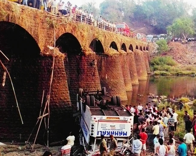 मुंबई-गोवा हाइवेः नदी में गिरी बस, 36 मरे | पढ़ें