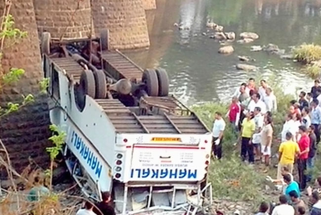 मुंबई-गोवा हाइवेः नदी में गिरी बस, 36 मरे | पढ़ें