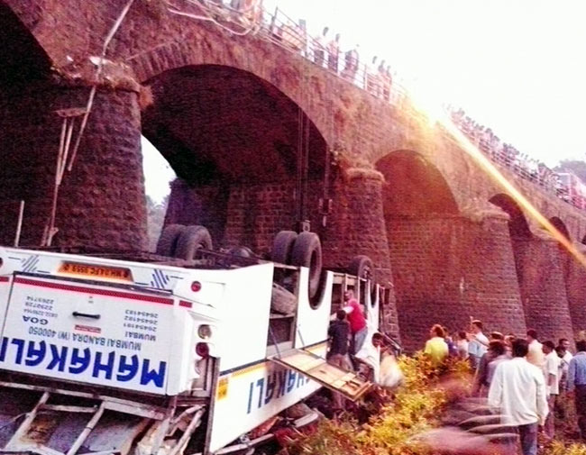 मुंबई-गोवा हाइवेः नदी में गिरी बस, 36 मरे | पढ़ें