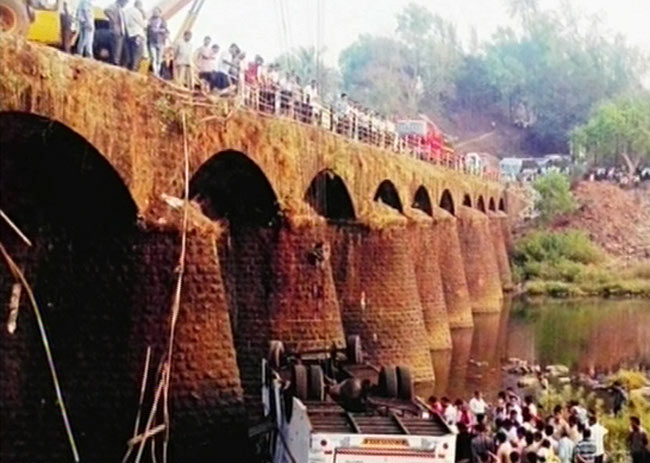 मुंबई-गोवा हाइवेः नदी में गिरी बस, 36 मरे | पढ़ें