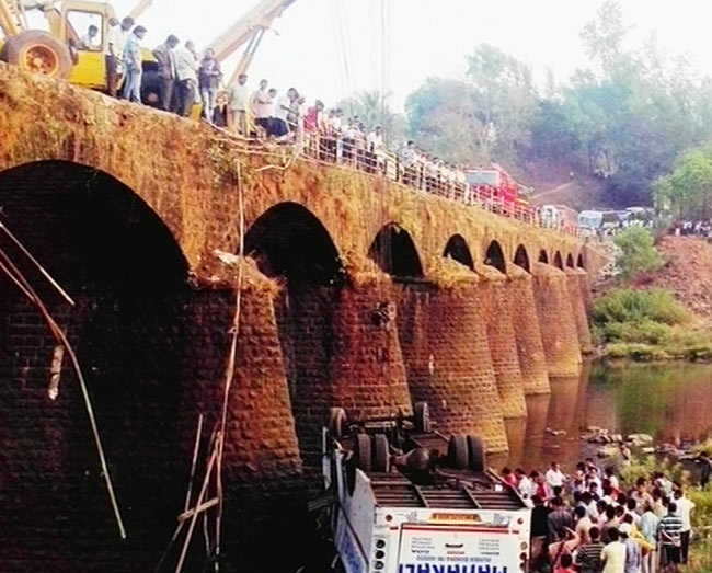 मुंबई-गोवा हाइवेः नदी में गिरी बस, 36 मरे | पढ़ें