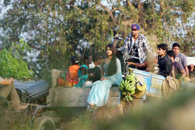 फिल्‍म 'गुंडे' के सेट पर सितारों की मस्‍ती....| अनदेखी प्रियंका